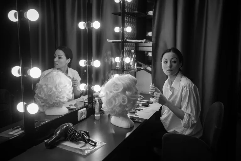 Vera preparing as Marilyn — Love Is Blonde, TPE / Teatro Astra, Turin 2017